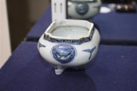 A Chinese blue and white tripod censer, Wanli-style, L.13cm